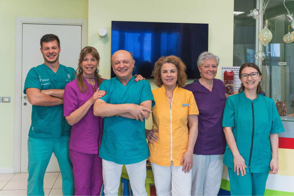 Gruppo di dentisti professionisti in uniforme.